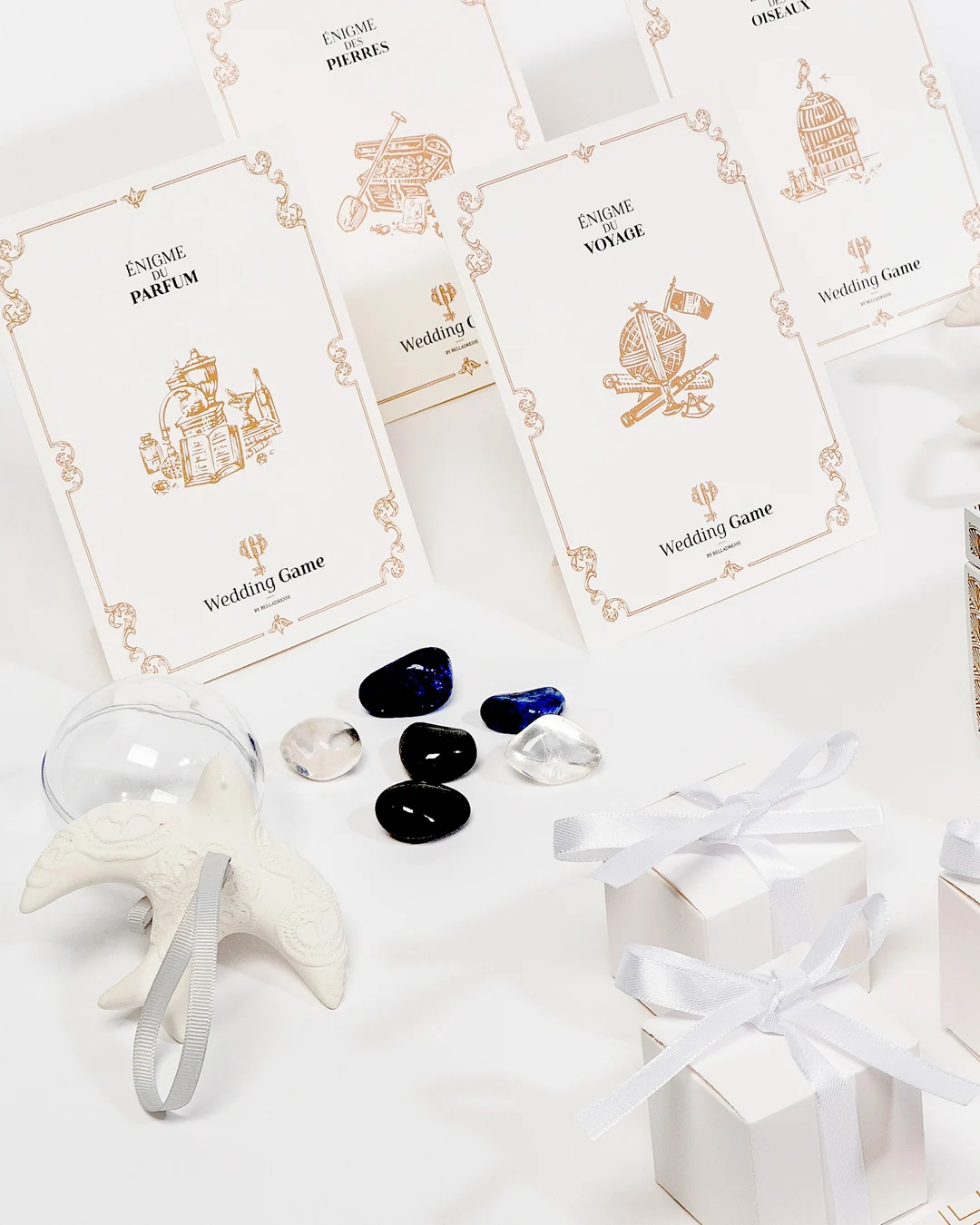 Documents Wedding Game imprimés et accessoires de mise en scène, non fournis