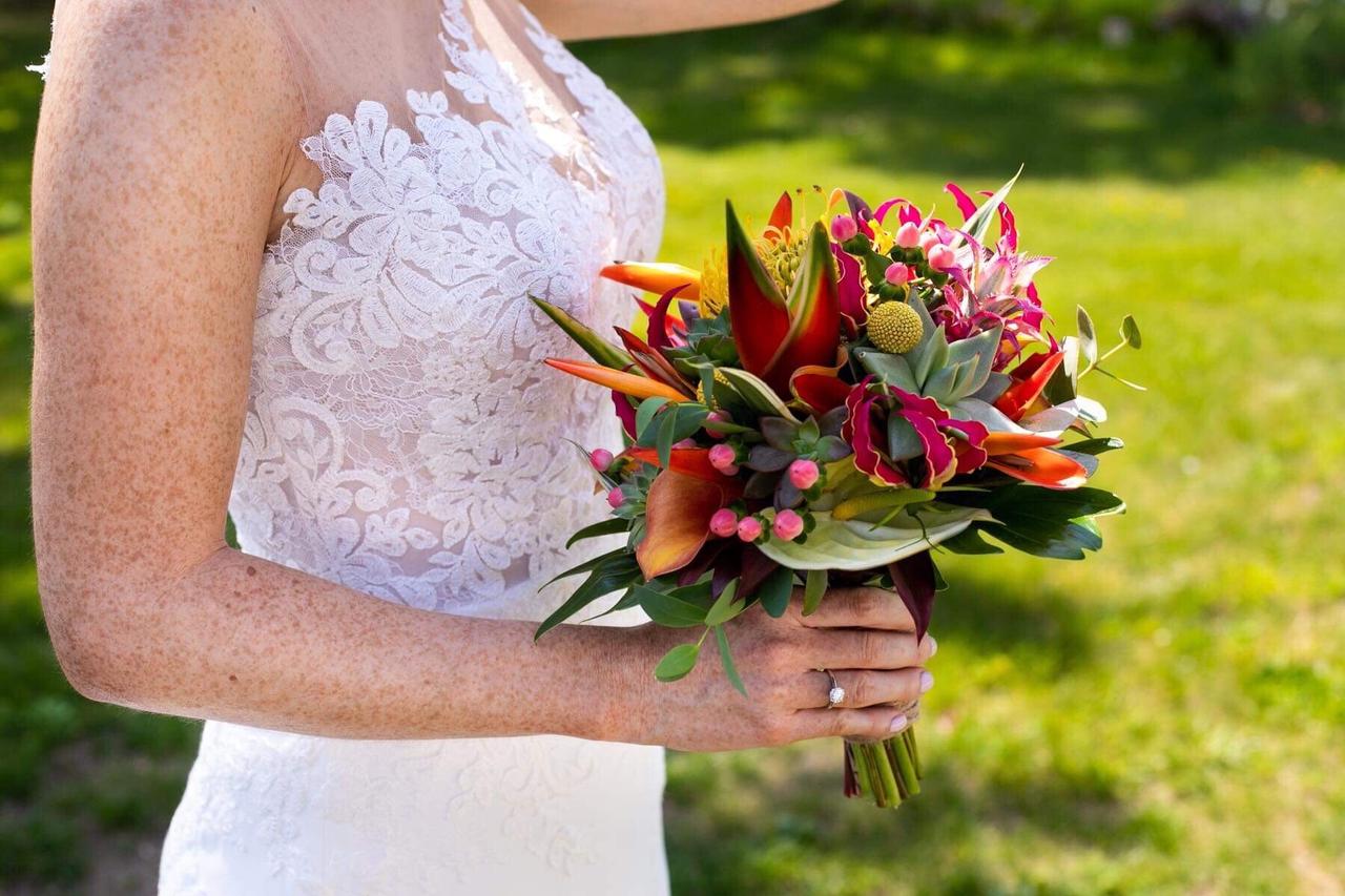 un boqueet de mariae avec des fleurs exotiques