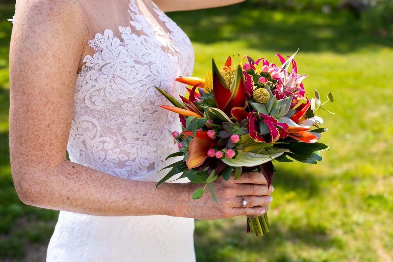 un boqueet de mariae avec des fleurs exotiques