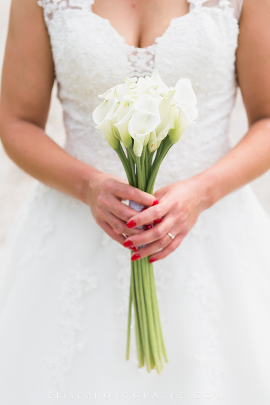 un bouquet de mariage avec une longue tige