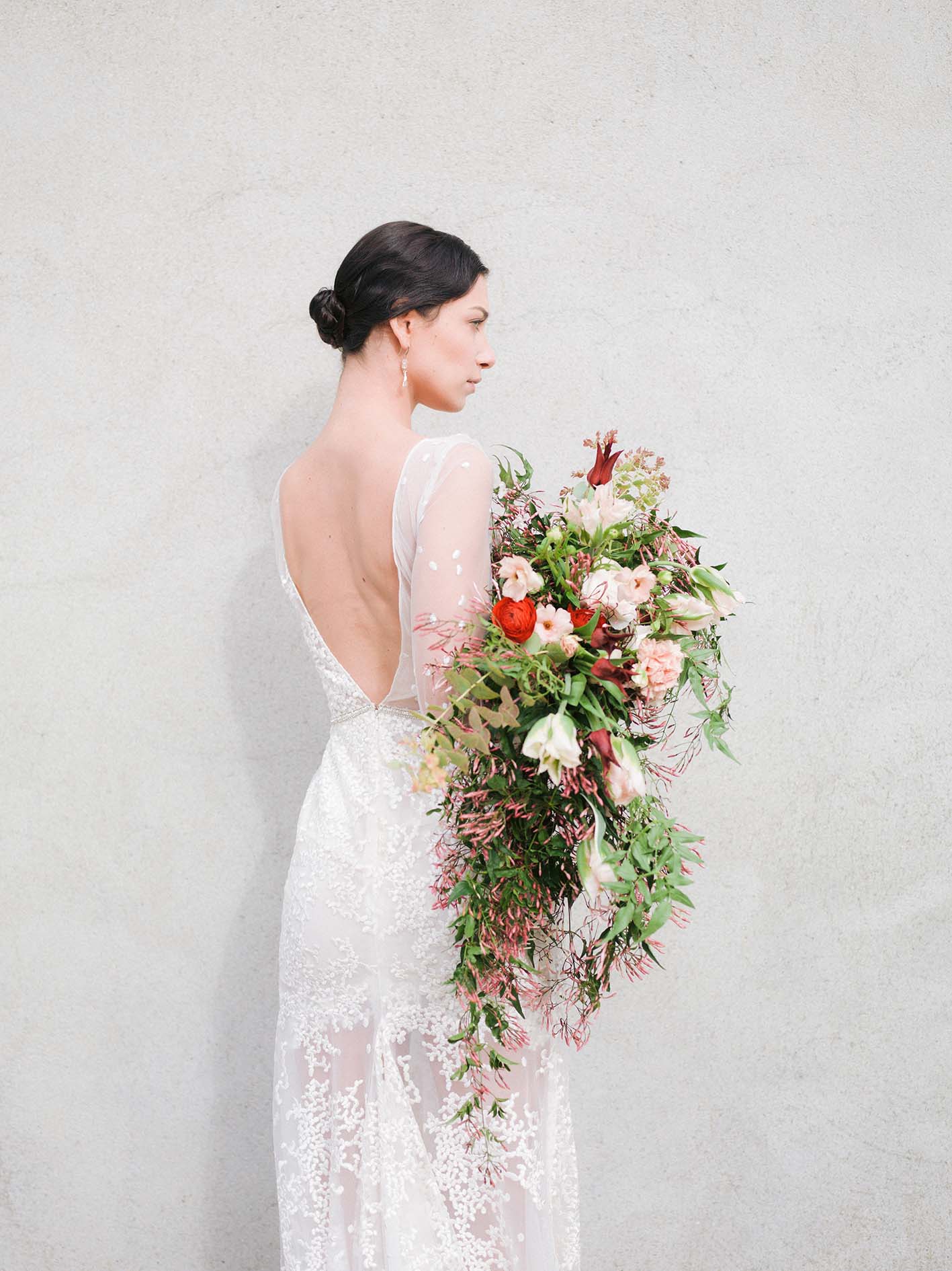 un bouquet cascade longe la robe de la mariée