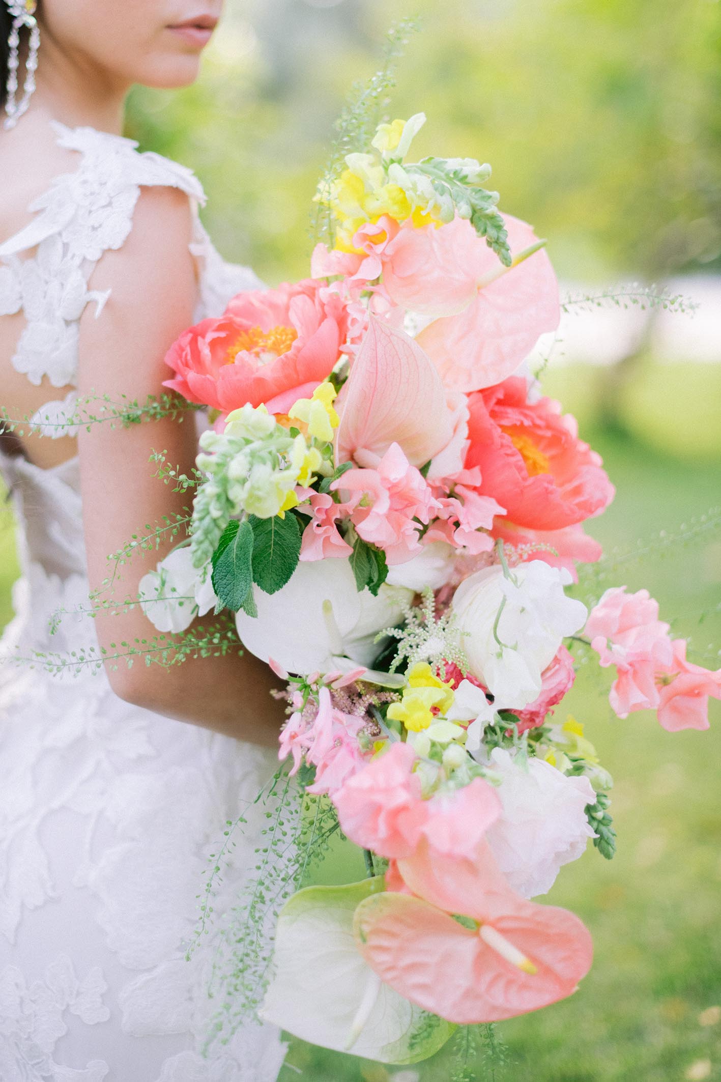 un ros boquet uniforme porté par une mariée