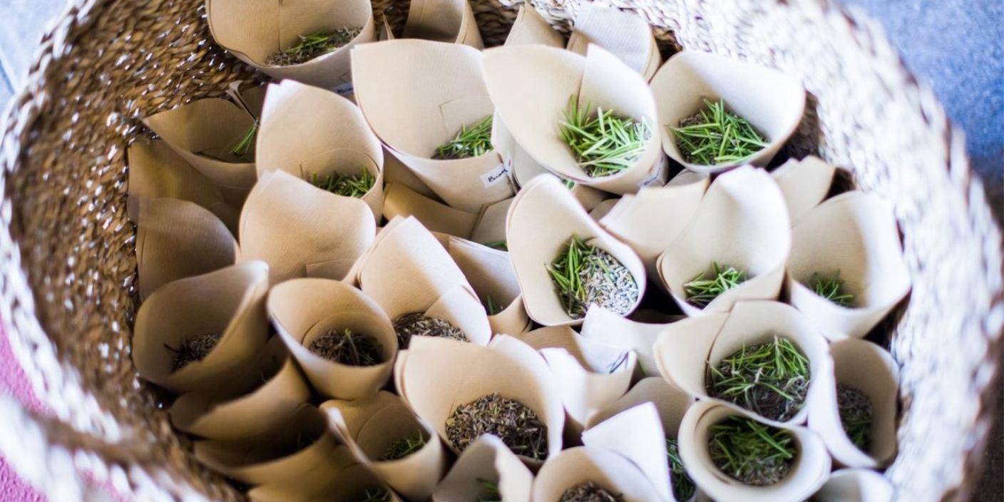 Cônes en papier remplis d'herbes aromatiques comme du romarin et de la lavande, une alternative écologique aux confettis de mariage.