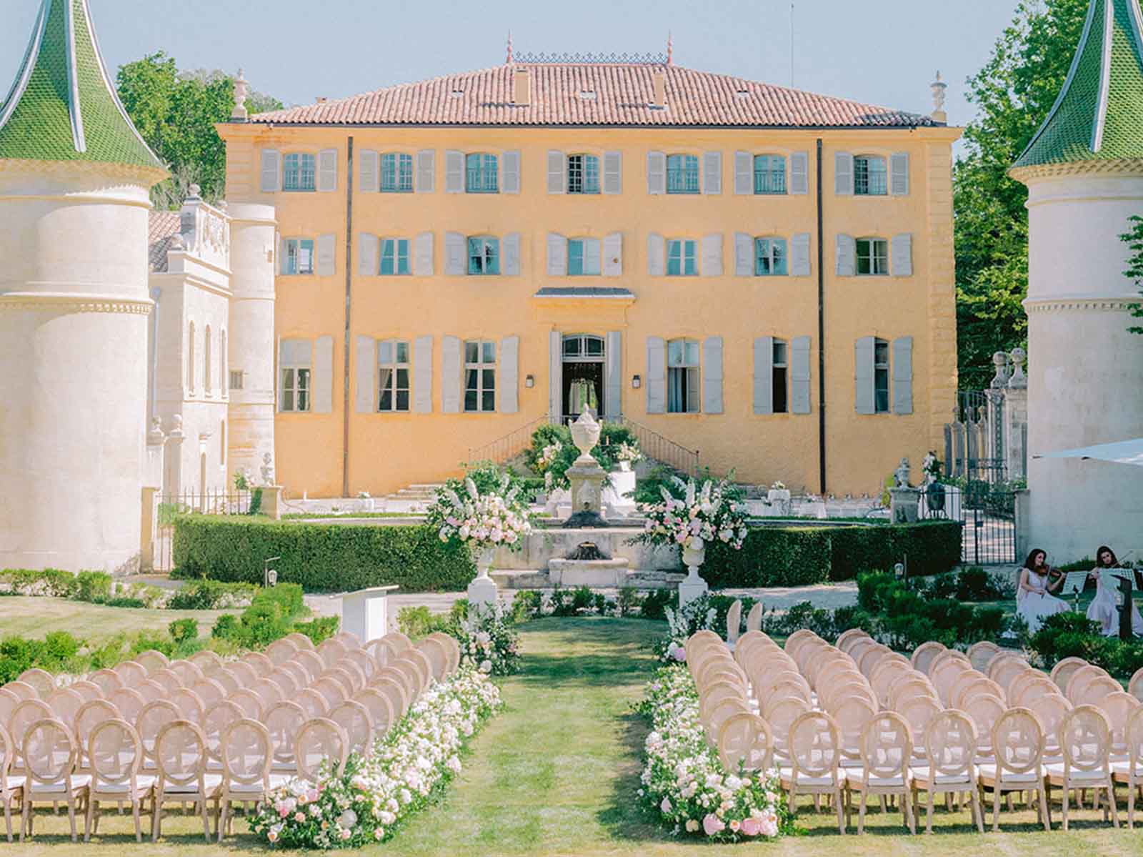 Idées de cérémonie de mariage laïque avec rituels symboliques et vœux.