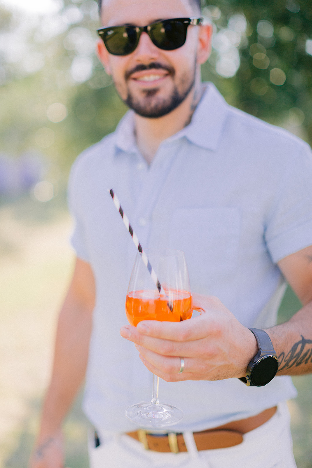 Détail d’un verre de cocktail avec paille, ambiance festive et élégante lors d’un mariage en plein air.