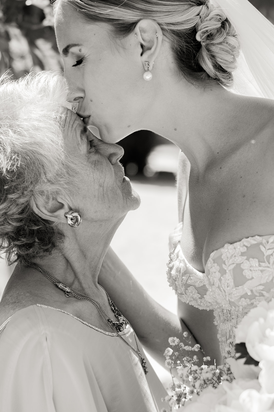 Instant émouvant entre la mariée et sa grand-mère, un premier regard rempli d’amour et de tendresse.