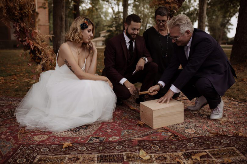 Boîte en bois gravée pour un rituel de mariage, contenant des lettres et une bouteille de vin