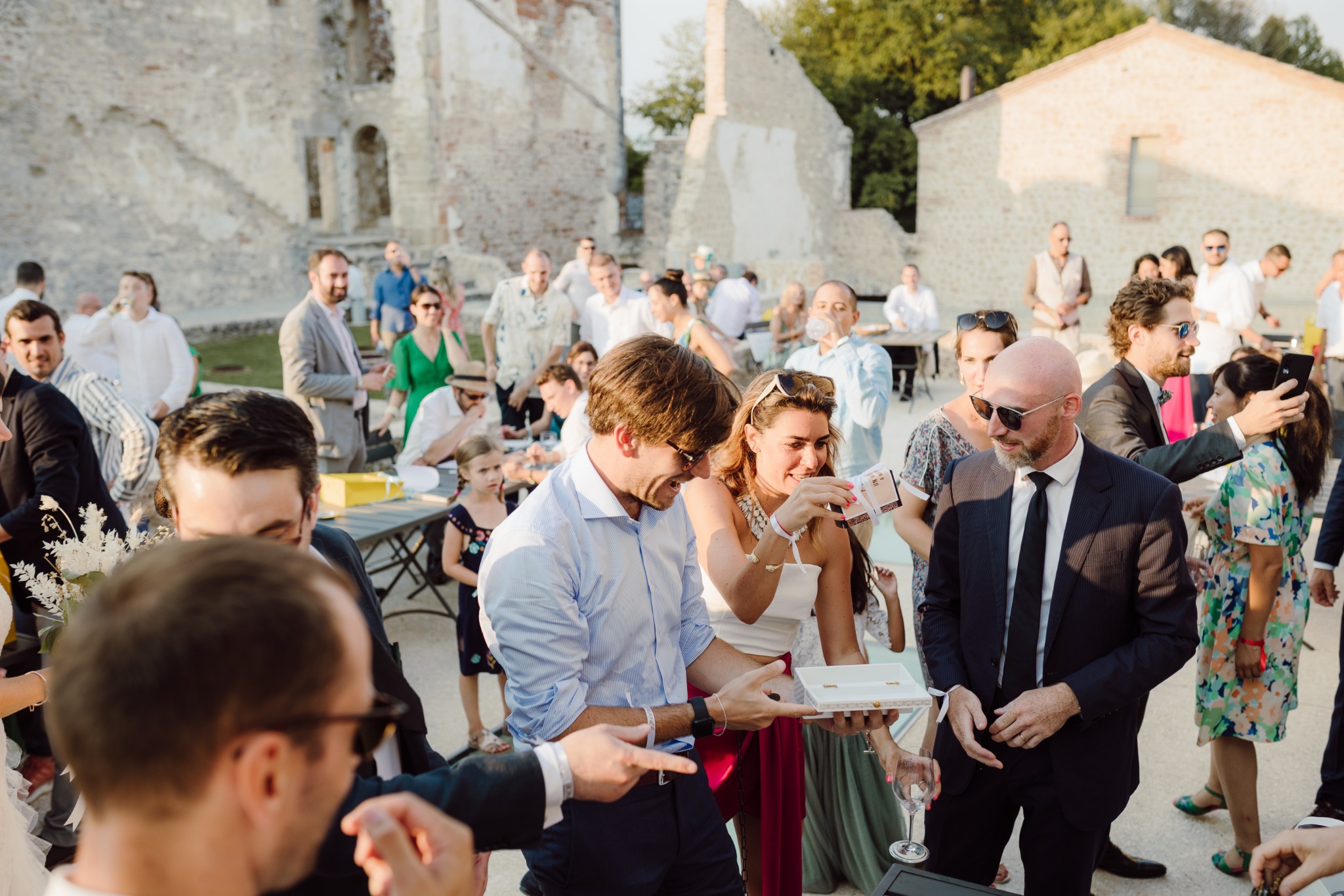 Invités participant à un escape game mariage pendant le vin d’honneur