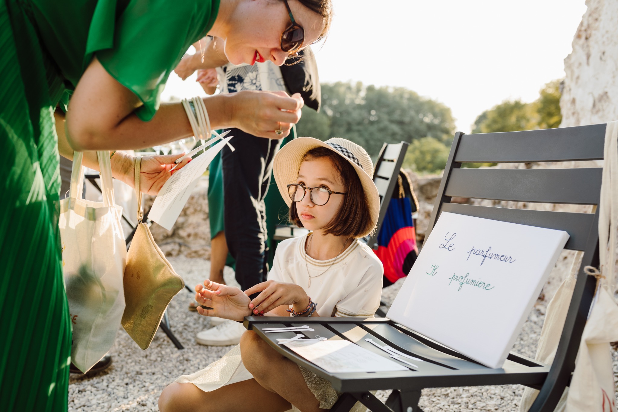 Jeune invitée manipulant des accessoires lors d’une énigme sensorielle Wedding Game